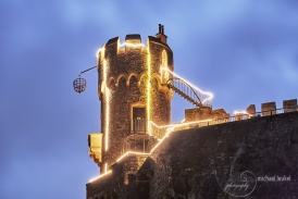 Burgturm mit Weihnachtsbeleuchtung